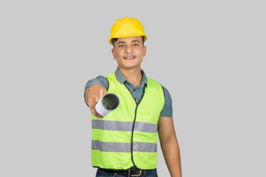 Asyalı Mutlu İnşaat Mühendisi, karton kağıt ve defterle ifade jestleri yapıyor.