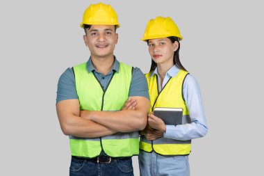 Asyalı Çift Mühendis ve Mimar inşaat alanında jest ve ifadeler veriyorlar