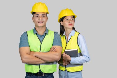 Asyalı Çift Mühendis ve Mimar inşaat alanında jest ve ifadeler veriyorlar