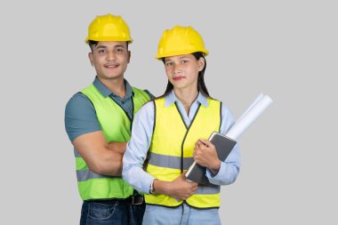 Asyalı Çift Mühendis & Mimar, inşaat alanında grafiklerle birlikte mimikler ve ifadeler veriyor