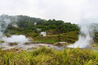 Yamgmigshan Ulusal Parkı jeotermal aktif bölgesi sülfürik gazlarla dolu.