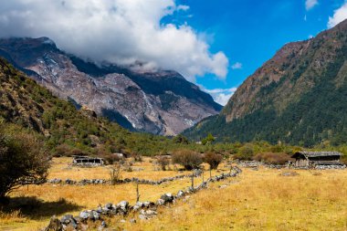 Dağlık Himalaya Manzarası Taplejung Nepal 'deki Kanchenjunga Ana Kampı' na gidiyor.
