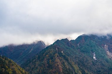 Dağlık Himalaya Manzarası Taplejung Nepal 'deki Kanchenjunga Ana Kampı' na gidiyor.