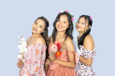 Güzel Hint nepali nedimesi ve çiçekli gelin gelinlik duşu için sarılıyor.