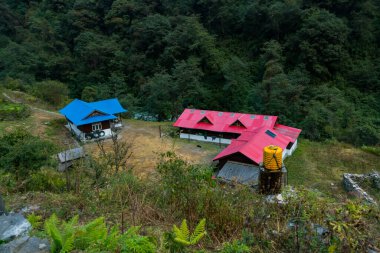 Taplejung, Nepal 'deki Thangyam Amjilosa Köyü Kanchenjunga Kamp Gezisi sırasında yıkıldı.