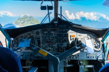 Kathmandu, Nepal - 20 Ekim 2023: Nepal Havayolları De Havilland Kanada DHC-6 Twin Otter 'ın çok eski bir klasik uçağı