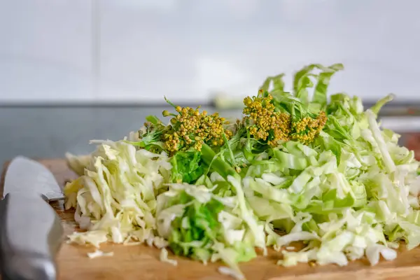 キッチンカウンターキャベツキャベツキャロットなどのチョップ野菜の山 ロイヤリティフリーのストック画像