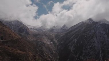Himalaya Dağları Nepal 'deki Kanchenjunga Ana Kampı sırasında Taplejung' daki Sele La Pass 'ın Zaman Kaynağı. 
