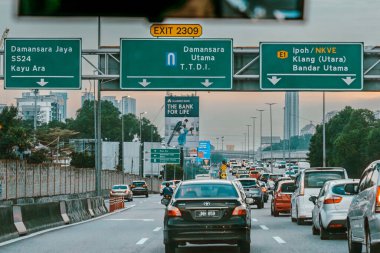 Kuala Lumpur, Malezya - 12 Ekim 2024: Damansara, Ipoh 'da Kuala Lumpur Otoyolu Trafik