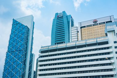 Kuala Lumpur, Malezya - 12 Ekim 2024: Uzun Gökdelenler ve Kuala Lumpur Binası Petronas İkiz Kuleleri 'ndeki KLCC Suryia Su Çeşmesi' nin dışından ele geçirildi