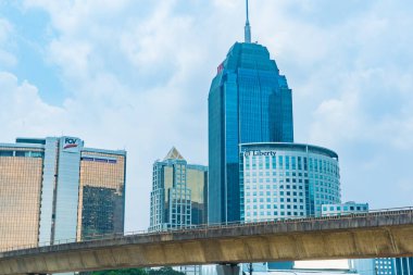 Kuala Lumpur, Malezya - 12 Ekim 2024: Uzun Gökdelenler ve Kuala Lumpur Binası Petronas İkiz Kuleleri 'ndeki KLCC Suryia Su Çeşmesi' nin dışından ele geçirildi