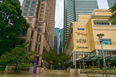 Kuala Lumpur, Malezya - 12 Ekim 2024: Uzun Gökdelenler ve Kuala Lumpur Binası Petronas İkiz Kuleleri 'ndeki KLCC Suryia Su Çeşmesi' nin dışından ele geçirildi