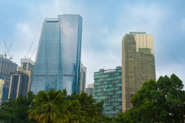 Kuala Lumpur Malezya Petronas İkiz Kulesi ve KLCC CityScape yakınlarındaki Gökdelenler