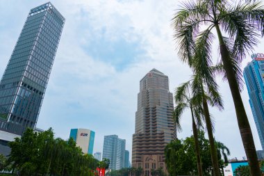 Kuala Lumpur, Malezya - 12 Ekim 2024: Uzun Gökdelenler ve Kuala Lumpur Binası Petronas İkiz Kuleleri 'ndeki KLCC Suryia Su Çeşmesi' nin dışından ele geçirildi