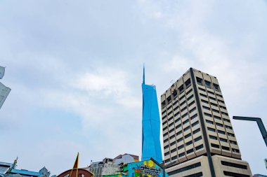 Kuala Lumpur, Malezya - 12 Ekim 2024: Uzun Gökdelenler ve Kuala Lumpur Binası Petronas İkiz Kuleleri 'ndeki KLCC Suryia Su Çeşmesi' nin dışından ele geçirildi