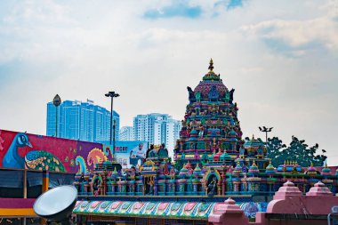 Kuala Lumpur, Malezya - 15 Mayıs 2024: Batu Mağaralarında Arulmigu Murugan Heykeli Kuala Lumpur ile Arka planda