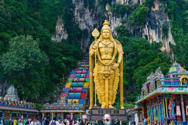 Kuala Lumpur, Malezya - 15 Mayıs 2024: Batu Mağaralarında Arulmigu Murugan Heykeli Kuala Lumpur ile Arka planda