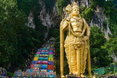 Kuala Lumpur, Malezya - 15 Mayıs 2024: Batu Mağaralarında Arulmigu Murugan Heykeli Kuala Lumpur ile Arka planda