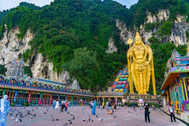 Kuala Lumpur, Malezya - 15 Mayıs 2024: Batu Mağaralarında Arulmigu Murugan Heykeli Kuala Lumpur ile Arka planda