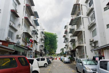 Kuala Lumpur, Malezya - 17 Mayıs 2024: Dışarıda Otoparklı Lily Rose Apartmanı