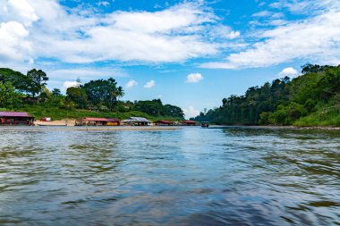 Teknesi ve ormanı olan bir nehir. Yüzen restoranı olan Taman Negara.