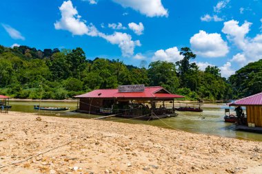 Pahang, Malezya - 14 Mayıs 2024: Taman Negara Milli Parkı 'ndaki Yüzen Restoranlarla Kelatan Tahan Tembeling Nehri