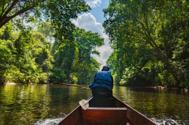 Pahang, Malezya - 14 Mayıs 2024: Taman Negara Milli Parkı 'ndaki Tahan Nehri' nde Kuala Tahan Jetty Motorlu Botlarının keyfini süren turistler