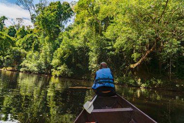 Pahang, Malezya - 14 Mayıs 2024: Taman Negara Milli Parkı 'ndaki Tahan Nehri' nde Kuala Tahan Jetty Motorlu Botlarının keyfini süren turistler