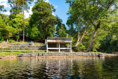 Pahang, Malezya - 14 Mayıs 2024: Tahan Nehri ile Taman Negara Milli Parkı 'nda Balık Sığınağı