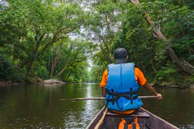 Pahang, Malezya - 14 Mayıs 2024: Taman Negara Milli Parkı 'ndaki Tahan Nehri' nde Kuala Tahan Jetty Motorlu Botlarının keyfini süren turistler