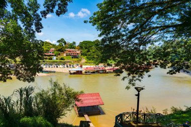 Pahang, Malezya - 14 Mayıs 2024: Taman Negara Milli Parkı 'ndaki Yüzen Restoranlarla Kelatan Tahan Tembeling Nehri