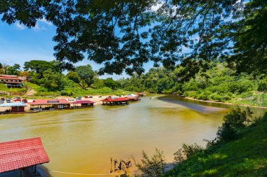 Pahang, Malezya - 14 Mayıs 2024: Taman Negara Milli Parkı 'ndaki Yüzen Restoranlarla Kelatan Tahan Tembeling Nehri