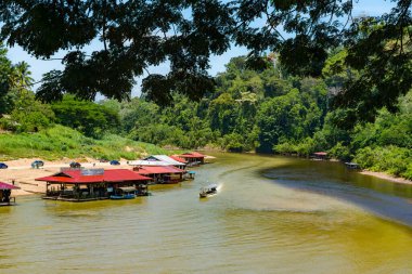Pahang, Malezya - 14 Mayıs 2024: Taman Negara Milli Parkı 'ndaki Yüzen Restoranlarla Kelatan Tahan Tembeling Nehri