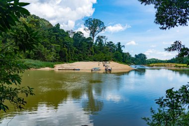 Pahang, Malezya - 14 Mayıs 2024: Taman Negara Milli Parkı 'ndaki Tahan Nehri' nde Kuala Tahan Jetty Motorlu Botlarının keyfini süren turistler