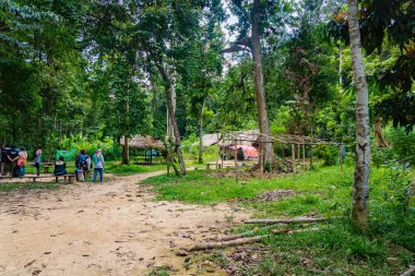 Pahang, Malezya - 14 Mayıs 2024: Orang Asli, Taman Negara Milli Parkı 'ndaki Malezya Yarımadası kabile köyü