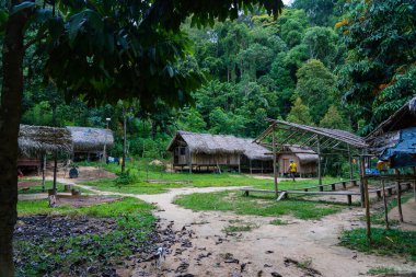 Pahang, Malezya - 14 Mayıs 2024: Orang Asli, Taman Negara Milli Parkı 'ndaki Malezya Yarımadası kabile köyü