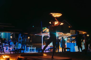 Terranganu, Malezya - 9 Mayıs 2024: Perhentian Adaları 'ndaki Long Beach' te Ateş Çalışmaları Gösterisi