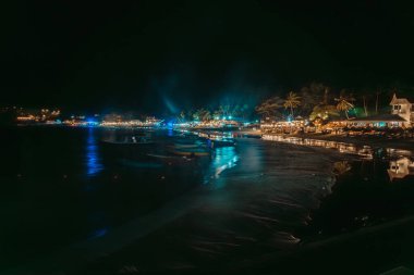 Okyanus Dalgaları, Turistler, Peren Adaları 'ndaki Resorts ile Long Beach' in Gece Manzarası