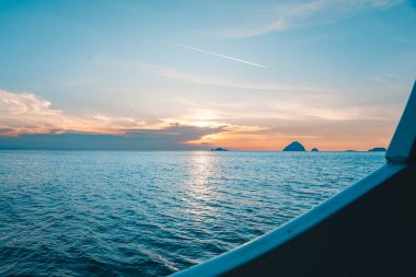 Güney Çin Denizi 'nin Güzel Portakal Güneşi Peren Adaları, Malezya' daki Cruise 'dan Yakalandı