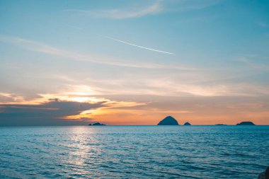 Güney Çin Denizi 'nin Güzel Portakal Güneşi Peren Adaları, Malezya' daki Cruise 'dan Yakalandı