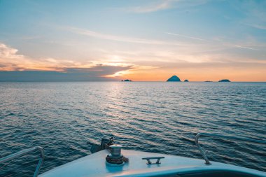 Güney Çin Denizi 'nin Güzel Portakal Güneşi Peren Adaları, Malezya' daki Cruise 'dan Yakalandı