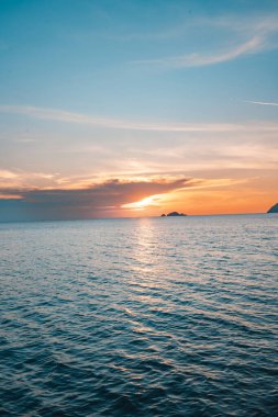 Güney Çin Denizi 'nin Güzel Portakal Güneşi Peren Adaları, Malezya' daki Cruise 'dan Yakalandı