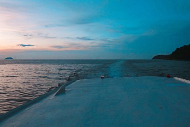 Güney Çin Denizi 'nin Güzel Portakal Güneşi Peren Adaları, Malezya' daki Cruise 'dan Yakalandı