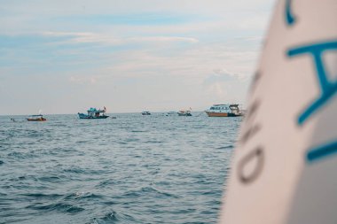 Perhentian, Kelatan, Malezya - 9 Mayıs 2024: Perhentian Adaları, Malezya Güney Çin Denizi 'nde balıkçı tekneleri