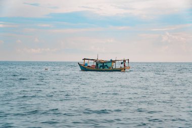 Perhentian, Kelatan, Malezya - 9 Mayıs 2024: Perhentian Adaları, Malezya Güney Çin Denizi 'nde balıkçı tekneleri