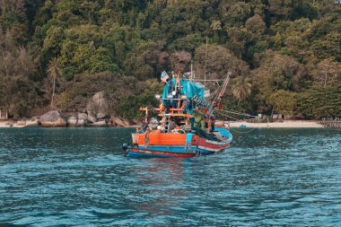 Perhentian, Kelatan, Malezya - 9 Mayıs 2024: Perhentian Adaları, Malezya Güney Çin Denizi 'nde balıkçı tekneleri