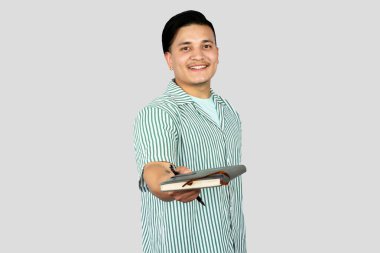 Asyalı Genç Erkek Metin Yazar Öğrenci İş Girişimcisi elinde not defteriyle ifadesini mutlu ediyor