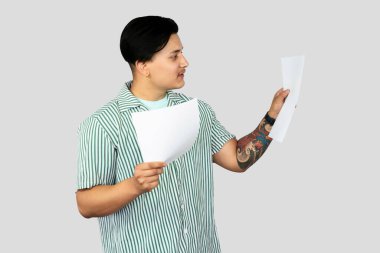 Beyaz elbiseli genç ofis çalışanı jestler yapıyor ve eski başkanlar mutlu oluyor.