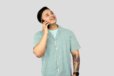 Mobil teknolojiyi kullanan genç Enerji İşçisi jestler ve ifadeler yapıyor. Şaşırtıcı.