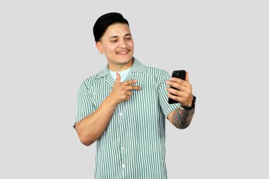 Mobil teknolojiyi kullanan genç Enerji İşçisi jestler ve ifadeler yapıyor. Şaşırtıcı.